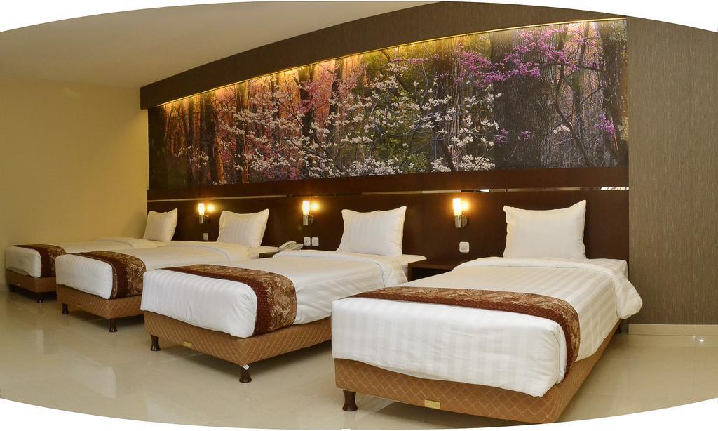 Bess Resort & Waterpark Hotel And Convention Malang Exteriör bild