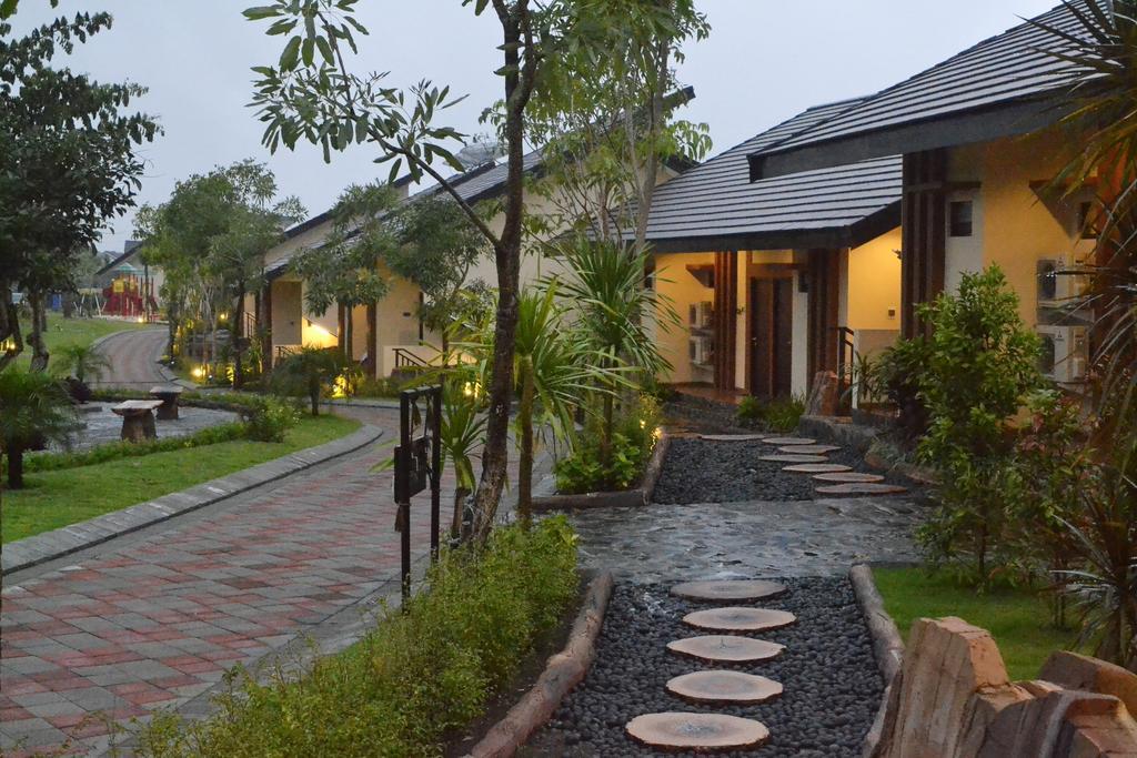 Bess Resort & Waterpark Hotel And Convention Malang Exteriör bild