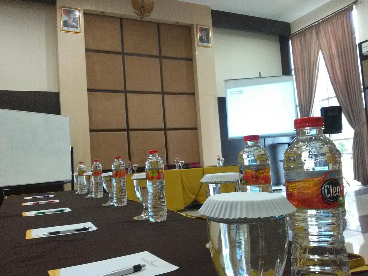 Bess Resort & Waterpark Hotel And Convention Malang Exteriör bild